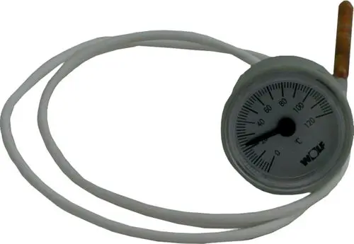 Thermometer mit runder Skala und weißem Gehäuse, markiert mit "Wolf", zur Temperaturmessung, verbunden mit einem dünnen Rohr.